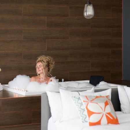 White Boutique Hotel And Residences Sihanoukville Bagian luar foto