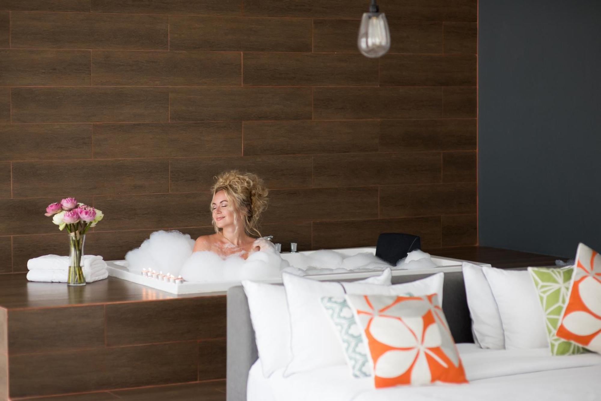 White Boutique Hotel And Residences Sihanoukville Bagian luar foto