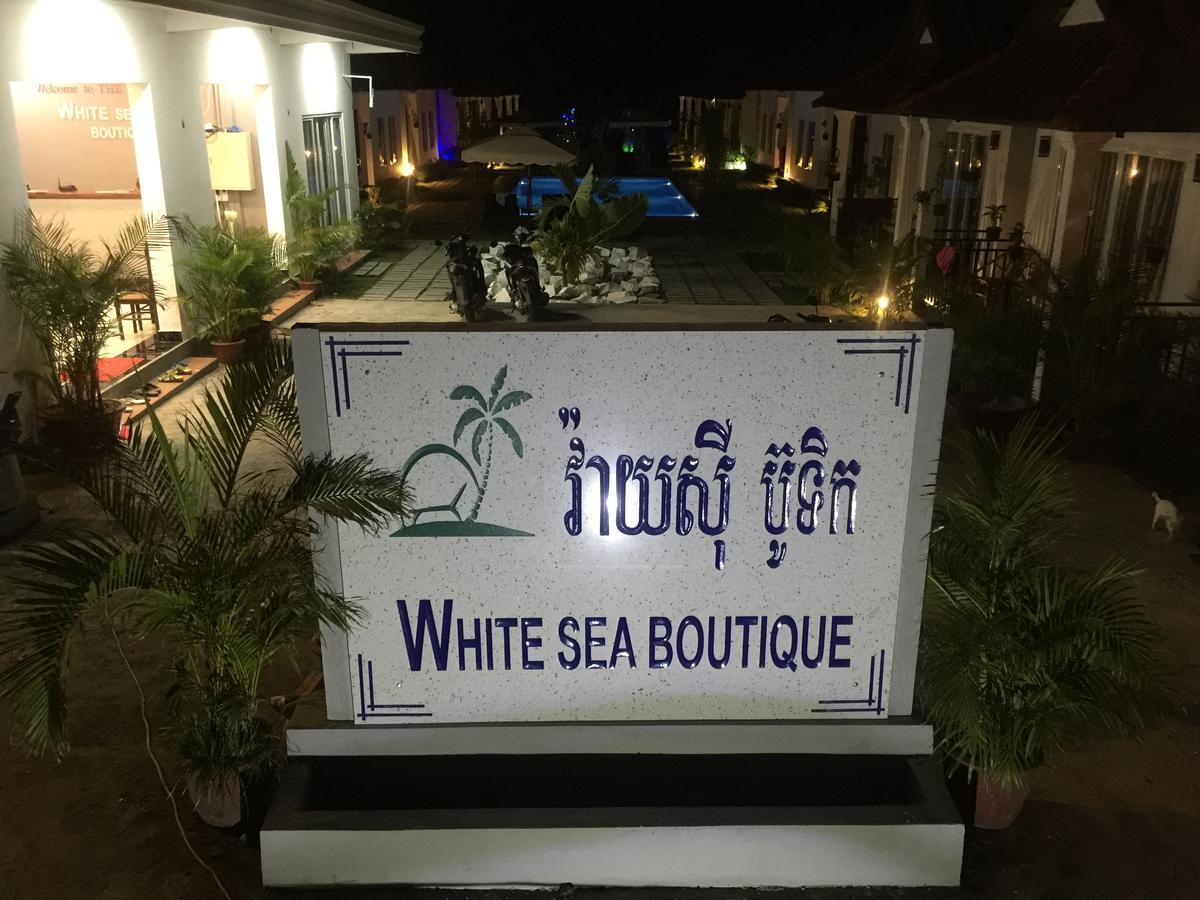 White Boutique Hotel And Residences Sihanoukville Bagian luar foto