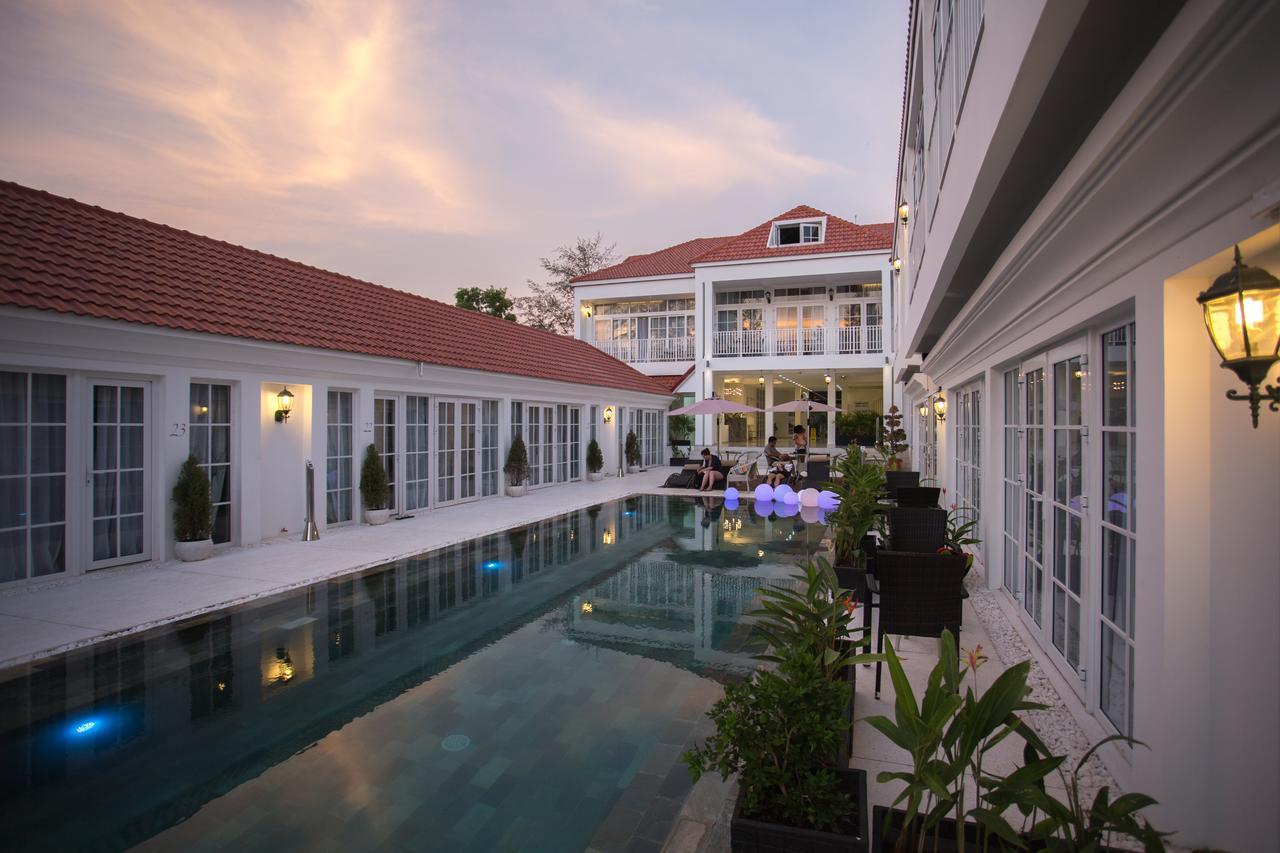 White Boutique Hotel And Residences Sihanoukville Bagian luar foto