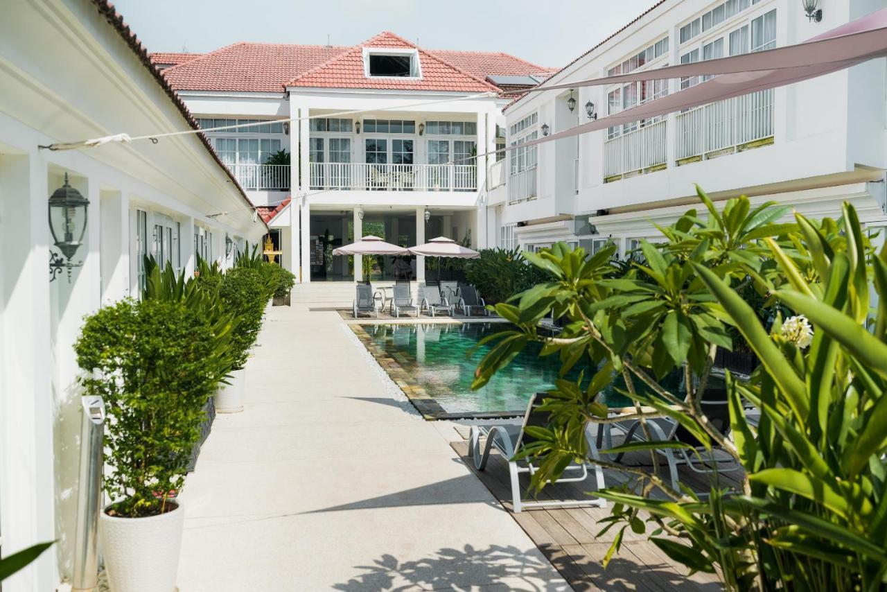 White Boutique Hotel And Residences Sihanoukville Bagian luar foto