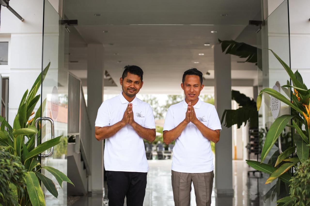 White Boutique Hotel And Residences Sihanoukville Bagian luar foto